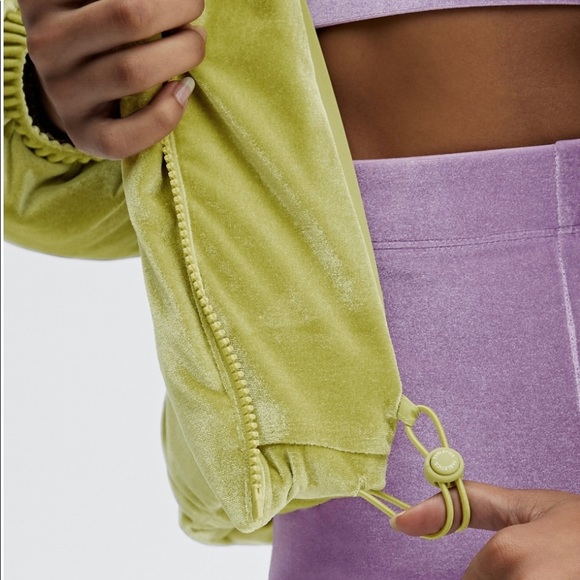 Fabletics - Wander Velour Puffer
Jacket - 1X (16-18) - Golden Leaf Green - Picture 5 of 10